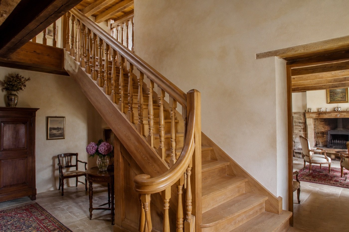 Escalier en bois avec main courante en chêne et balustres tournés