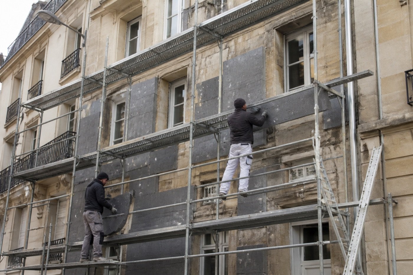 Isolation thermique par l'extérieur d'un immeuble ancien, échafaudage en façade