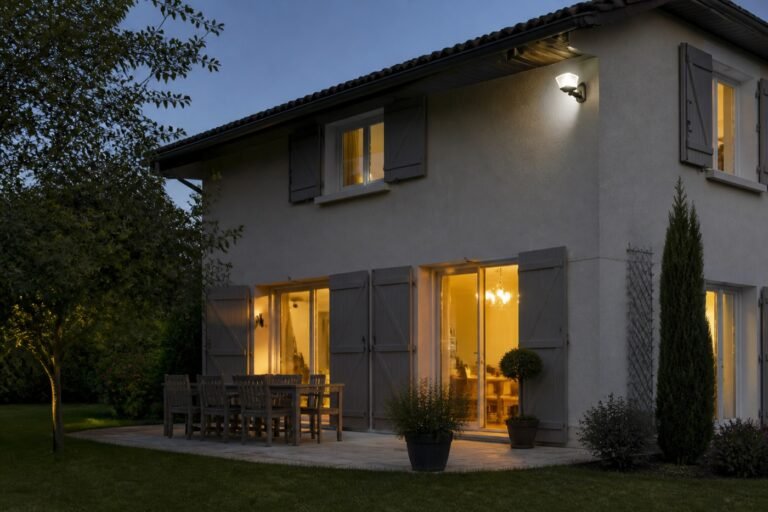 Maison au crépuscule avec une sirène d'alarme extérieure sous le toit